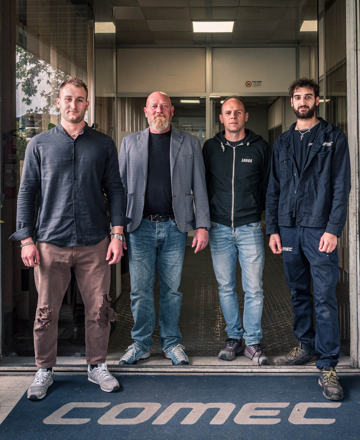 Team COMEC davanti alla sede aziendale, impresa familiare specializzata in carpenteria metallica e lavorazioni meccaniche